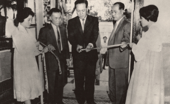 1961년 중소기업은행 업무 개시 테이프를 끊는 박동규 초대 은행장 [사진=IBK기업은행]