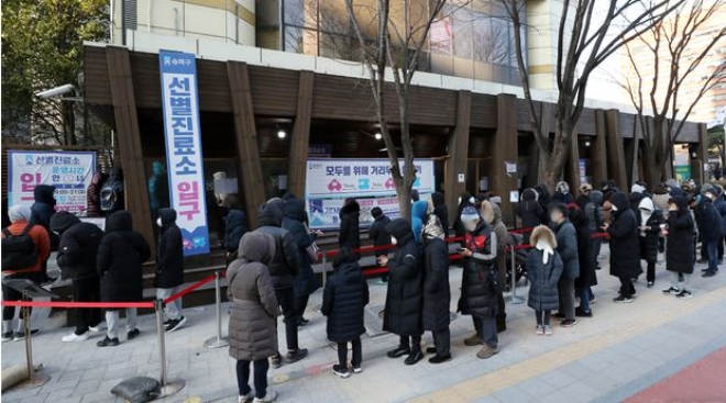 17일 오후 서울 송파구 보건소에 마련된 코로나19 선별진료소에서 시민들이 검사를 받기 위해 줄을 서고 있다. 사진=뉴시스