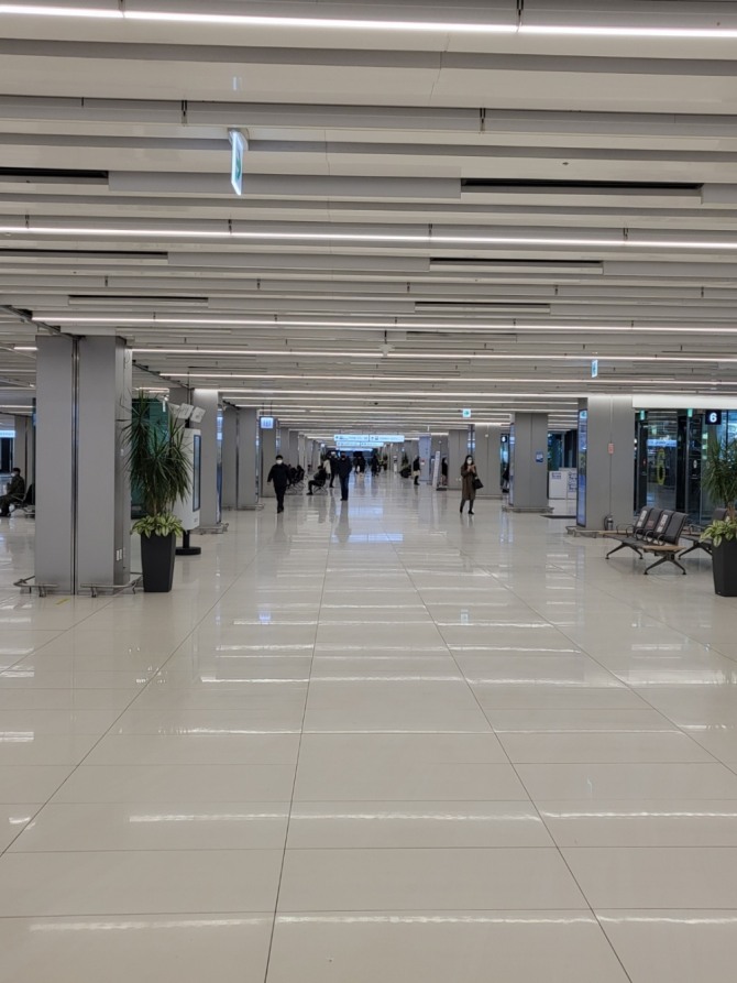 17일 오후 1시 김포공항 1층 청사 안. 주말을 앞둔 금요일임에도 여행객 모습을 찾기 어렵다. 사진=류으뜸 기자