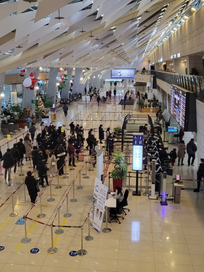 17일 오후 3시 김포공항 3층 출입국장 앞. 사진=류으뜸 기자