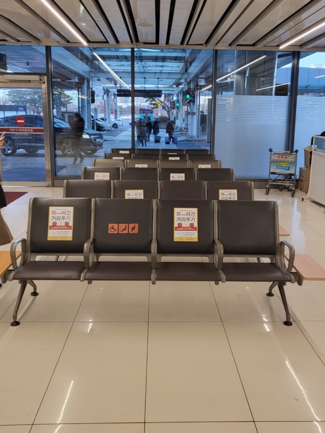17일 오후 2시 김포공항 1층에 있는 의자엔 아무도 앉아있는 사람이 없다. 사진=류으뜸 기자