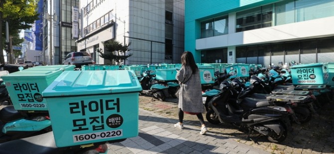 서울 강남구 배민 라이더스 남부센터에 배달 오토바이가 세워져 있는 모습.  [사진=뉴시스]