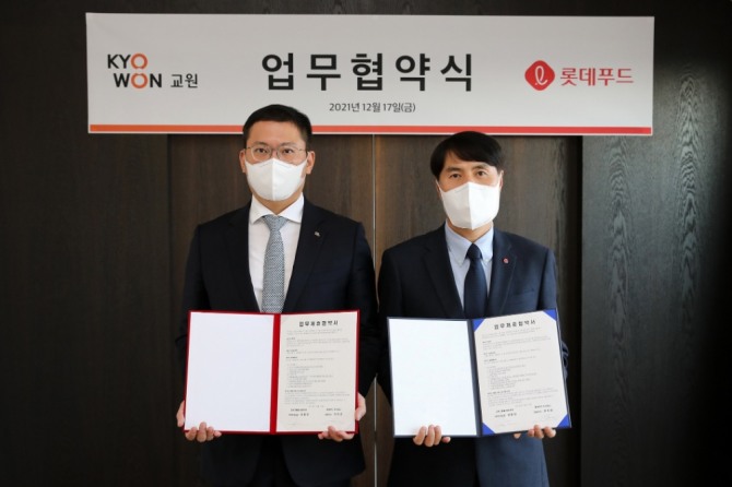 지난 17일 서울 용산구에 위치한 교원그룹 녹지원에서  장동하 교원그룹 기획조정실장(왼쪽부터)과 이진성 롯데푸드 대표이사가 양사 간의 전략적 비즈니스 파트너십 MOU를 체결하고 기념촬영하고 있다. 사진=교원그룹