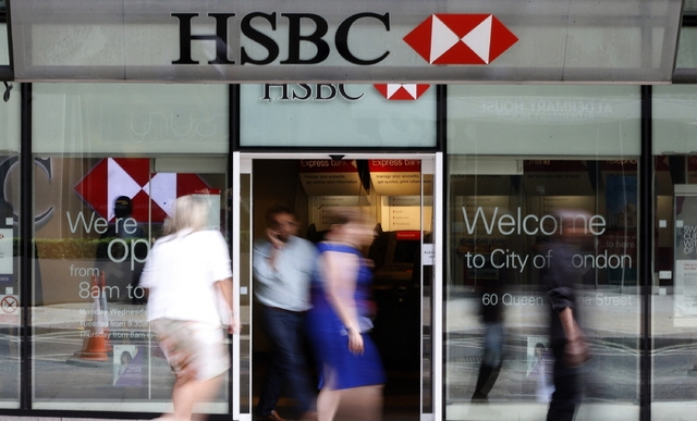 런던의 HSBC 은행 지점 앞을 사람들이 걸어 지나가고 있다. 사진=뉴시스