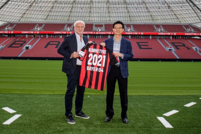 페르난도 카로 레버쿠젠 CEO와 조남화 금호타이어 유럽영업담당 전무. 사진=금호타이어