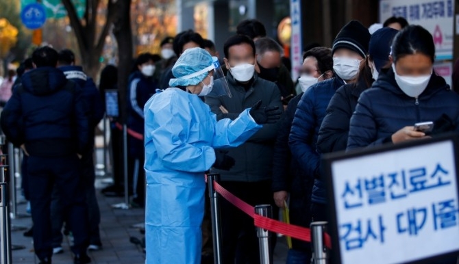 서울 송파구보건소에 설치된 코로나19 선별진료소를 찾은 시민들이 검사를 받기 위해 대기 중이다. 사진=뉴시스