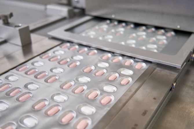 미국 식품의약국(FDA)이 22일(현지시간) 코로나19 알약 치료제인 화이자의 '팍스로비드' 사용을 처음으로 승인했고, 화이자는 이 알약의 생산량을 지속해서 늘려나가겠다고 밝혔다.  사진=로이터