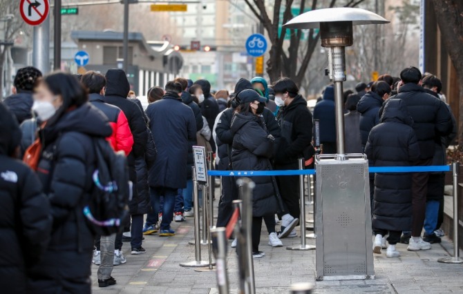 23일 오전 서울 송파구보건소 코로나19 선별진료소를 찾은 시민들이 코로나19 진단검사를 받기 위해 줄 서 있다. 이날 0시 기준 코로나19 신규 확진자는 6919명으로 집계됐다. 사진=뉴시스