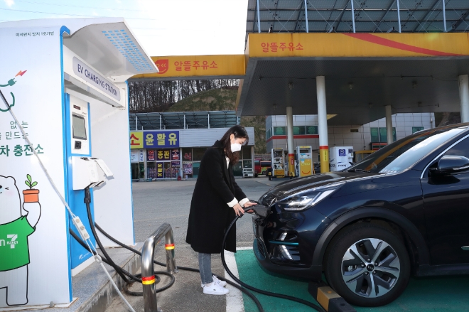 한국석유공사 알뜰주유소에서 전기차 이용객이 충전하는 모습. 사진=한국석유공사 