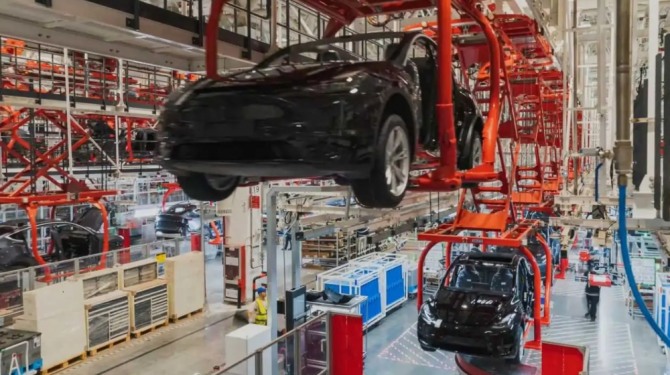 테슬라 중국 공장에서 전기차가 생산되고 있다. 사진=로이터