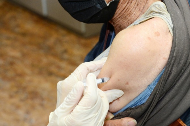 경남 남해군이 코로나19 확산세에 따라 60대 이상 노령층을 대상으로 찾아가는 백신접종을 실시하고 있다. 사진=뉴시스