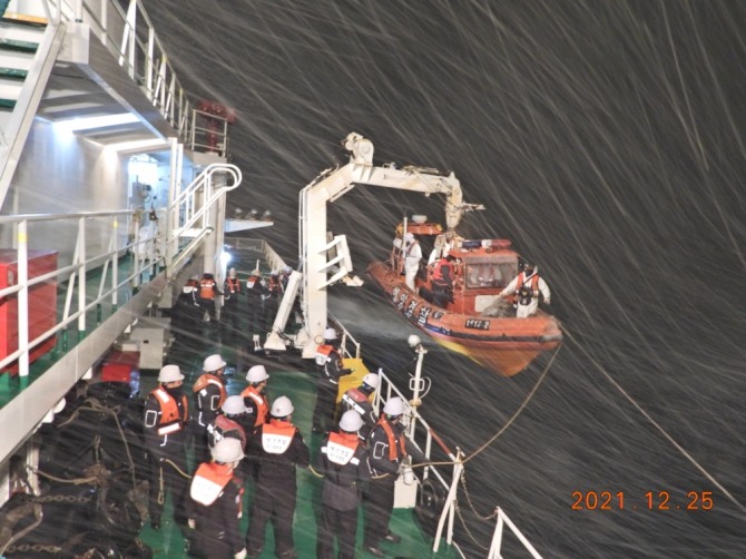 24일 오후 강원 동해해양경찰서 경찰관들이 응급환자 이송을 위해 단정을 내리고 있다. 사진=동해해양경찰서 제공