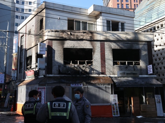  25일 오후 1시 14분께 서울 마포구 서교동의 3층짜리 상가 건물에서 화재가발생했다. 사진은 이날 오후 화재현장 모습. (사진=연합)