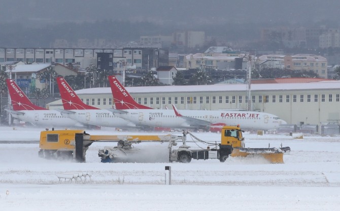 제주국제공항 활주로에 눈이 쌓여 제설차가 치우고 있다. (사진=뉴시스)