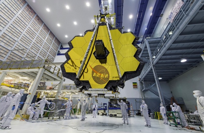 미 항공우주국이 2017년 4월에 제공한 사진으로 기술자들이 제임스 웹 우주 망원경을 들어 올리고 있다. 제임스 웹 우주망원경은 25일 오전 남미의 프랑스령 기아나 우주기지에서 우주를 향해 발사됐다. (AP/뉴시스)