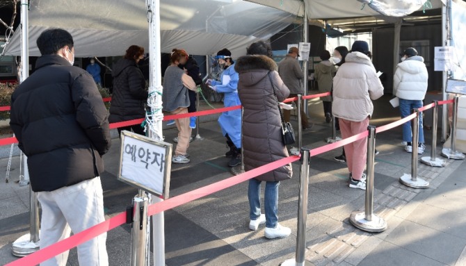 12월 23일 오전 대구 동구 보건소 선별진료소에서 시민들이 코로나19 진단검사를 받기 위해 순서를 기다리고 있다. 사진=뉴시스