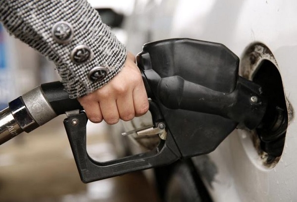 미국 버지니아주 주유소에서 한 운전자가 자동차에 휘발유를 주입하는 모습. 사진=로이터