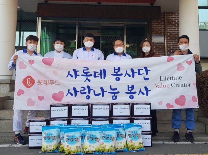 롯데푸드 천안공장 샤롯데봉사단은 지난달 천안시 차암동 독거노인 가구에 김장김치 100포기와 쌀 150kg을 전달했다. 사진=롯데푸드