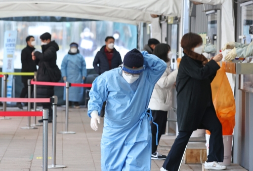 신종 코로나바이러스 감염증(코로나19) 신규 확진자 수가 5037명을 기록한 30일 오전 서울시청 앞 서울광장 코로나19 선별진료소에서 의료진이 걸어가고 있다. 사진=연합뉴스