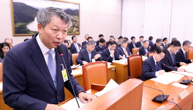 2018년 12월 서울 여의도 국회에서 열린 농림축산식품해양수산위원회 전체회의 공청회에 출석한 이구환 농협중앙회 기획조정상무(現 농협정보시스템 대표)가 농협중앙회장 선출에 대해 보고를 하고 있다. [사진=뉴시스]