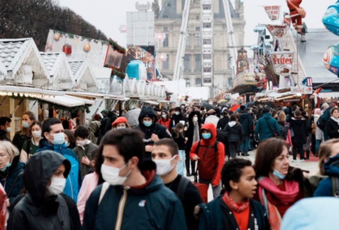 29일(현지시간) 프랑스 파리에서 박람회가 열려 시민들이 구경하고 있다.(사진=AP/뉴시스)