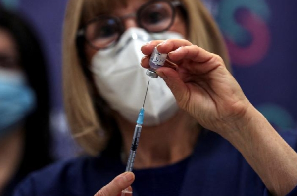 이스라엘 라마트간에서 방역관계자가 코로나19 백신접종을 위해 백신을 주사기로 옮기는 모습. 사진=로이터