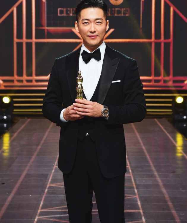 배우 남궁민이 30일 '2021 MBC 연기대상'에서 드라마 '검은 태양'으로 대상을 수상한 뒤 7년째 공개 열애중인 연인인 모델 진아름에게 공개 고백해 주목받고 있다. 사진=MBC