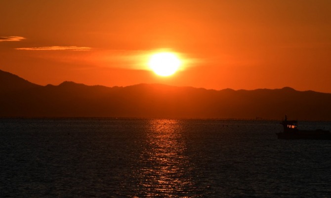 1일 오전 전남 진도군 고군면 호랑이 동상 인근 해변에서 임인년(壬寅年) 첫 태양이 떠오르고 있다. (사진=뉴시스)