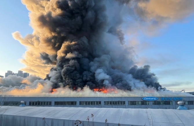 1일 오전 7시48분께 충남 아산시 탕정면에 위치한 귀뚜라미보일러 공장에서 불이 나 소방당국이 대응2단계를 발령하고 진화 중이다. (사진=뉴시스)