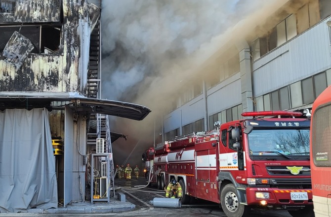 1일 오전 7시48분께 충남 아산시 탕정면에 위치한 귀뚜라미보일러 공장에서 불이 나 소방대원과 소방헬기 등 장비를 투입해 진화하고 있다. (사진=뉴시스)