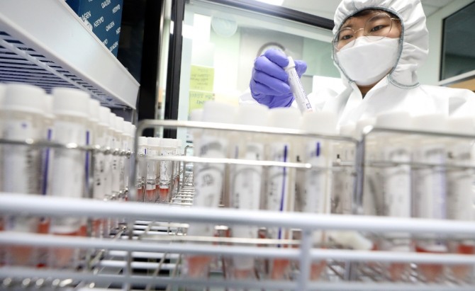 오미크론 변이를 신속하게 판별할 수 있는 PCR 시약이 사용된 지난달 30일 오후 세종시 조치원읍 세종보건환경연구원에서 보건연구사가 냉장실에 보관 중인 검체를 살펴보고 있다. 사진=뉴시스