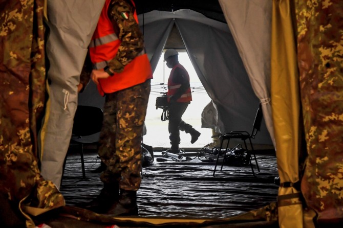 이탈리아 군인들이 코로나19 검사 텐트를 설치하고 있다. 사진=뉴시스
