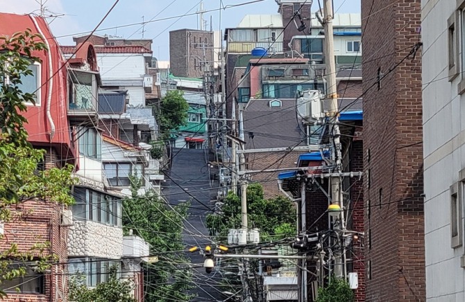 오세훈 서울시장의 신속통합기획 발표 이후 빌라의 거래가 증가하고 있는 것으로 나타났다. 사진은 재개발을 추진 중인 서울의 한 빌라 단지 모습. (사진=최환금 기자)