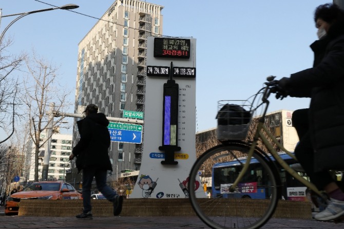 3일 오후 서울 광진구 자양사거리에 코로나19 백신 접종률이 온도계 형태로 표시되고 있다. 사진=뉴시스