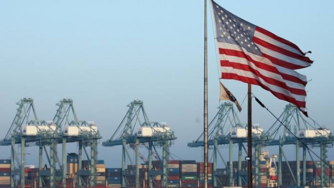 미국이 코로나19 대유행 속에서 상대적으로 빠른 경제 회복세를 보여 미국의 무역 적자가 사상 최대 규모로 증가하고 있다. 사진은 미 로스앤젤레스 항구에서 수입품 하역이 이뤄지는 모습. 사진=파이낸셜 타임스