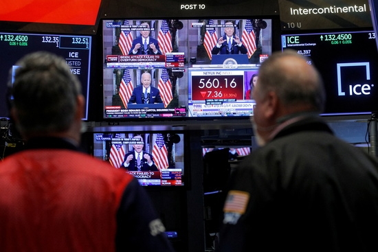 뉴욕증권거래소(NYSE) 트레이더들이 조 바이든 미국 대통령의 연설을 보고 있다. 사진=로이터