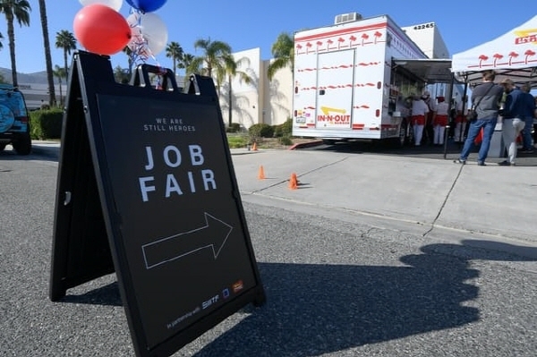 미국 캘리포니아주의 취업박람회 모습. 사진=로이터