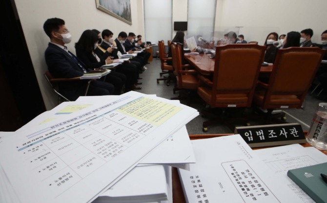 노동이사제 관련 서류가 최근 서울 여의도 국회에서 열린 기획재정위 안건조정위원회 회의장에 놓여져 있다. 사진=뉴시스