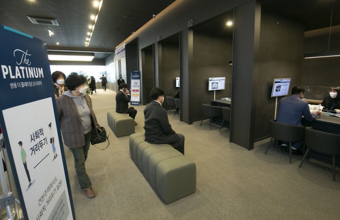 지난 7일 '쌍용 더 플래티넘 오시리아' 견본주택을 찾은 방문객들이 청약 상담을 하고 있다. 사진=쌍용건설