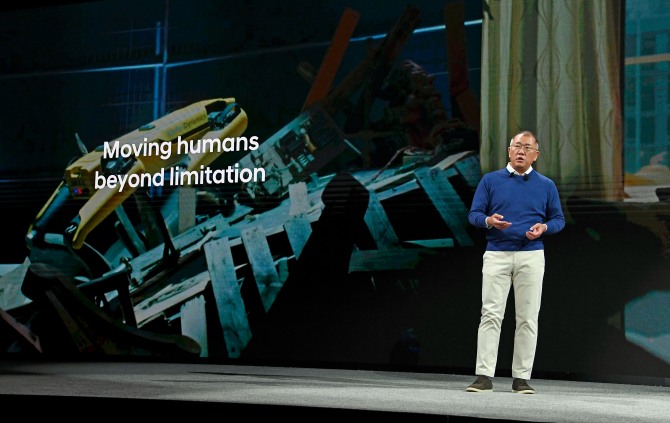 정의선 현대차그룹 회장이 지난 4일(현지시간) 미국 라스베이거스 만달레이베이 컨벤션 센터에서 열린 CES2022에서 메타 모비리티 비전을 발표하고 있다.  사진=뉴시스