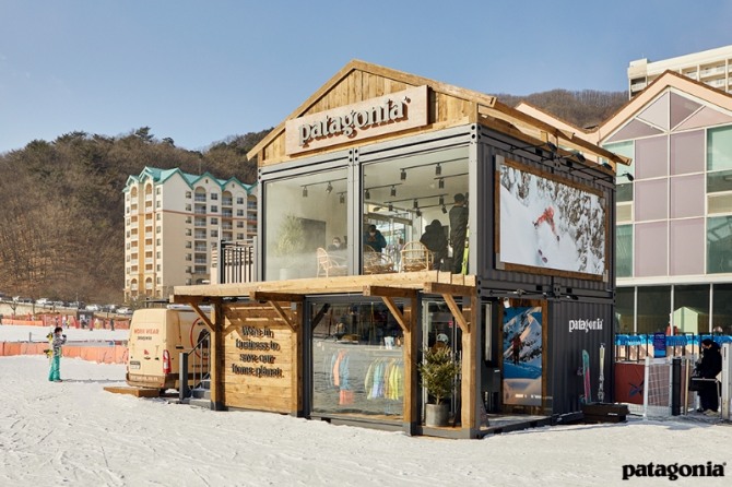 파타고니아는 오는 14~16일 강원도 홍천 비발디파크 스키장에서 운영 중인 팝업스토어 '스노우하우스'에서 업사이클링 체험 행사를 진행한다. 사진=파타고니아
