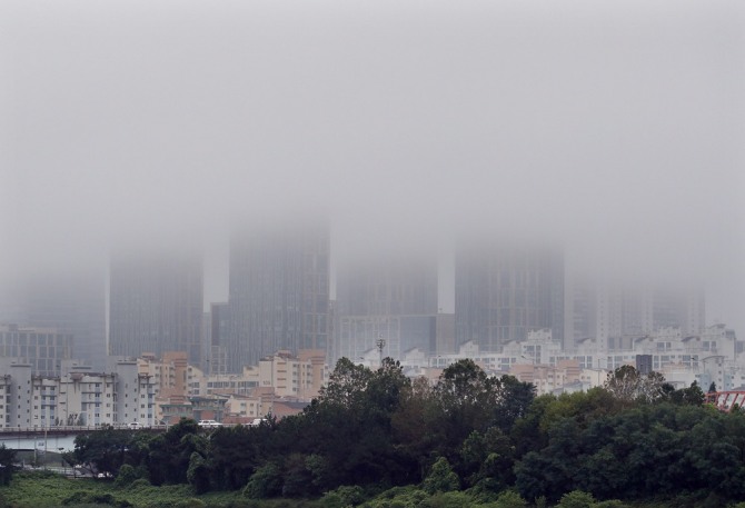 최근의 불투명한 부동산 시장 상황을 나타내듯이 인천시 송도국제도시가 짙은 안개로 덮여 있다. (사진=뉴시스)