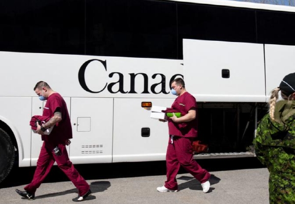 캐나다 몬트리올의 의료진들이 차량에서 코로나19 관련 의료품을 지급받고 있는 모습. 사진=로이터