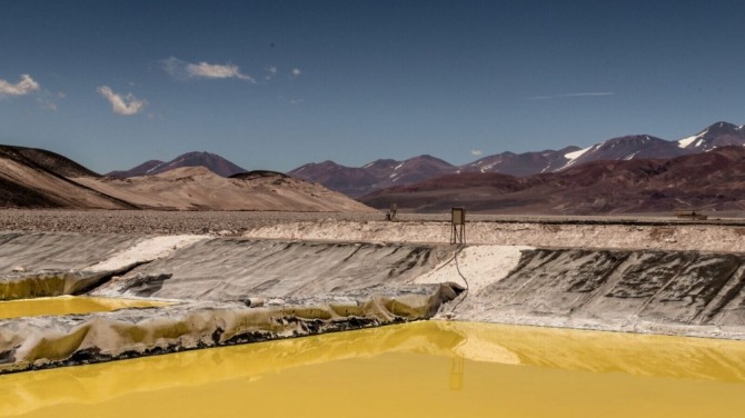아르헨티나 까타마르까 리튬 염전. 전기차 성장 과속화로 글로벌 리튬 확보 경쟁이 치열하다.