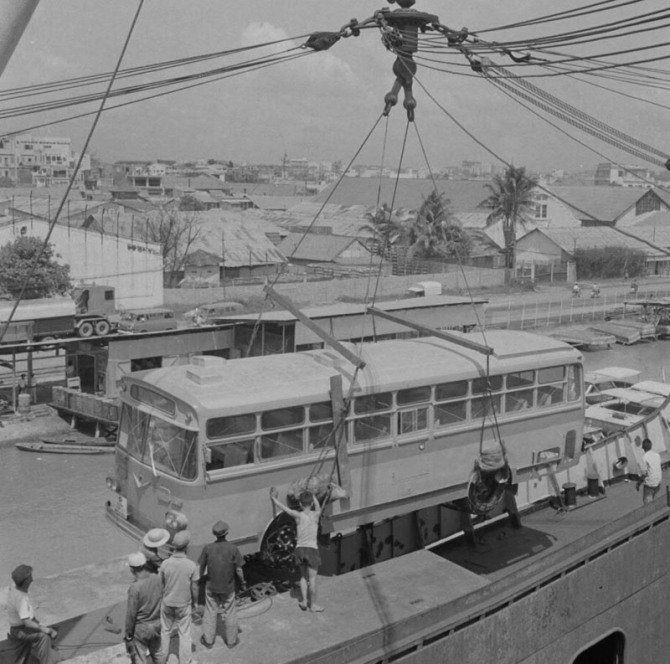1967년 부산항만에서 직원들이 월남(베트남)으로 수출하는 하동환 자동차의 버스를 화물선에 하역하고 있다. 사진=뉴시스