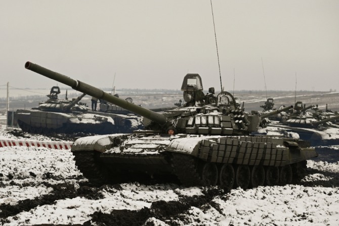 12일(현지시간) 러시아 남부 로스토프 우크라이나와의 접경 지역에 있는 카다모프스키 사격장에서 러시아 전차 T-72B3이 전술훈련에 참여하고 있다.  사진=AP/뉴시스
