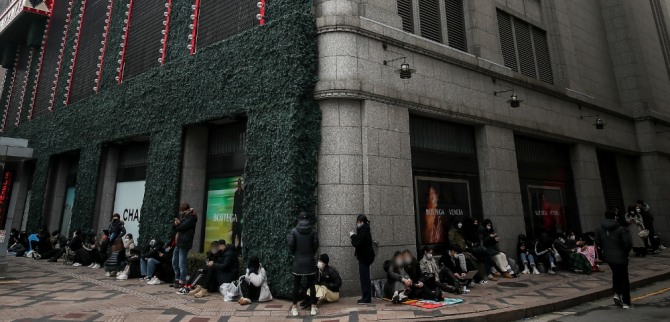 지난달 16일 오전 서울 시내 한 백화점 앞에 시민들이 매장에 들어가기 위해 대기하고 있다. 사진=뉴시스 