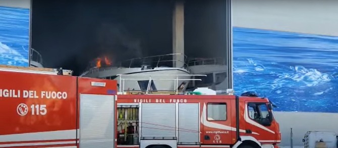 11일(현지 시간) 이탈리아 카탈리카 조선소에서 화재로 고급 요트가 소실되었다. 사진=카탈리카 조선소 화재