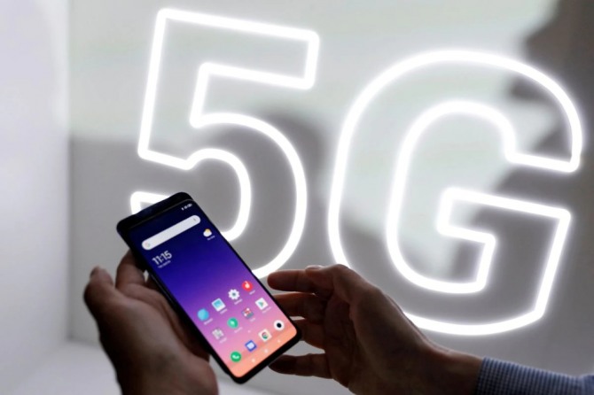 중국 정부가 5G 산업을 추진하면서 지난해 5G 스마트폰 출하량이 2020년보다 60% 넘게 늘어났다. 사진=로이터