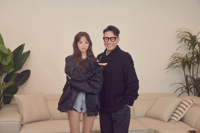 가수 데뷔를 앞둔 LG전자 가상인간 래아(왼쪽)와 프로듀서 윤종신. 사진=LG전자